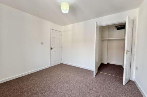 MAIN BEDROOM/ WALK IN WARDROBE