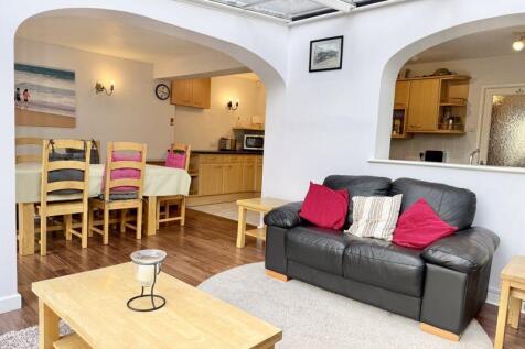 KITCHEN/LIVING SPACE