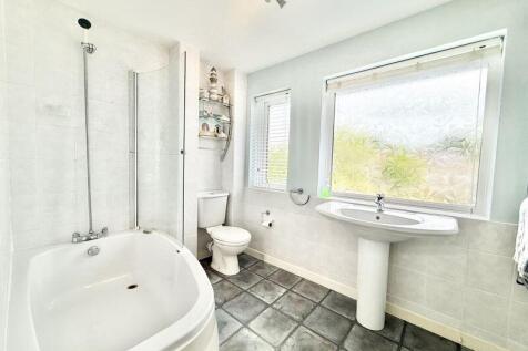 MAIN BATHROOM