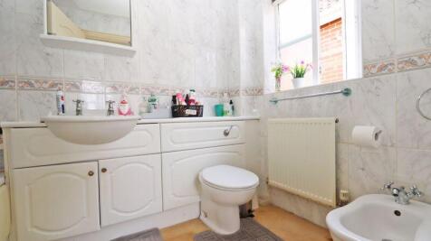MAIN BEDROOM EN-SUITE 