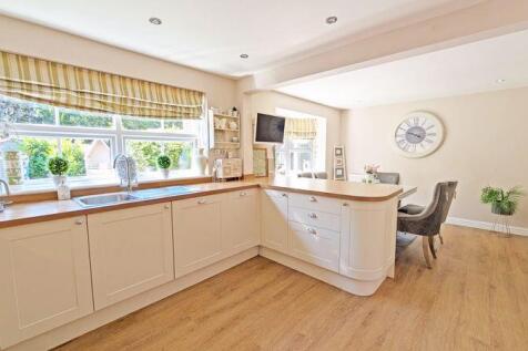 KITCHEN/DINING AREA