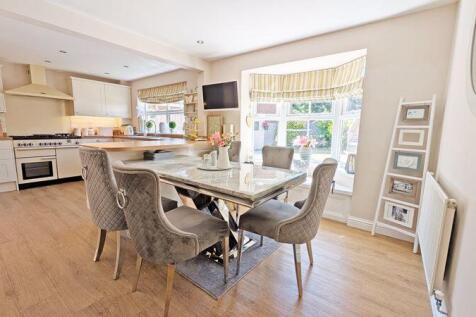 KITCHEN/DINING AREA