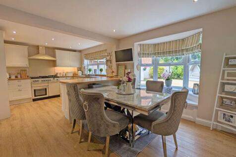 KITCHEN/DINING AREA
