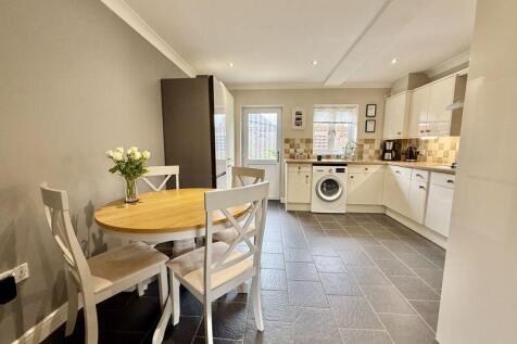 KITCHEN/DINING AREA