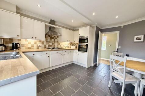 KITCHEN/DINING AREA