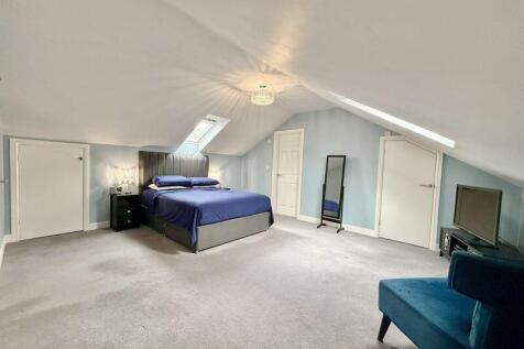 MAIN BEDROOM