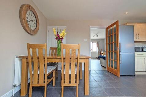 KITCHEN/DINING AREA