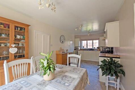 KITCHEN/DINING AREA