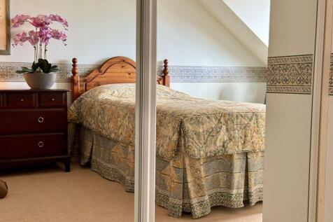 MAIN BEDROOM
