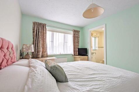 MAIN BEDROOM EN-SUITE