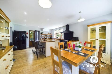 Kitchen / Dining Roo
