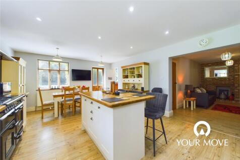 Kitchen / Dining Roo