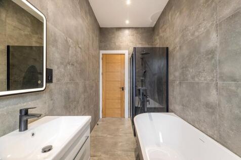 Main Bathroom 1