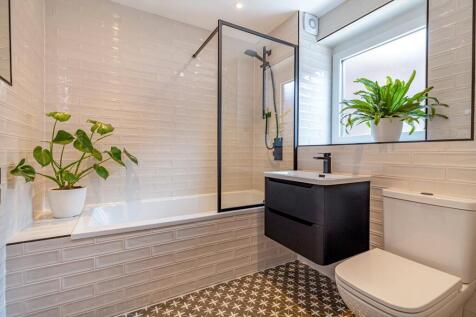 Main Bathroom (2nd)