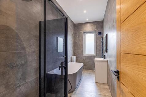 Main Bathroom 1
