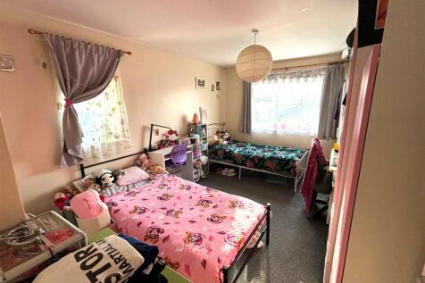 Bedroom 1.jpg