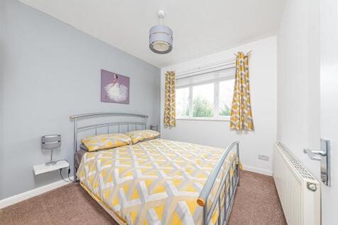 48 Larch Way (2).jpg