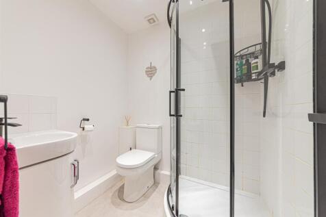 48 Larch Way (12).jpg