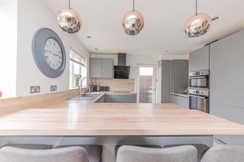 48 Larch Way (22).jpg