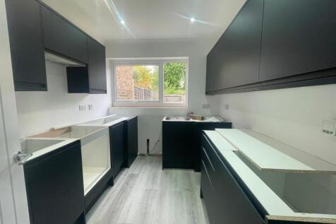 Kitchen (worktops to be fitted).jpg