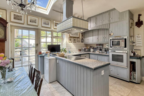 Kitchen/breakfast...