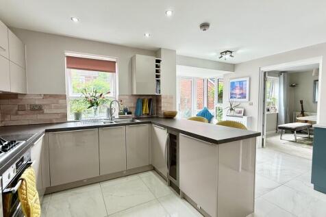 Kitchen/family ro...