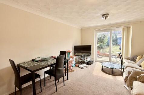 Lounge/dining roo...