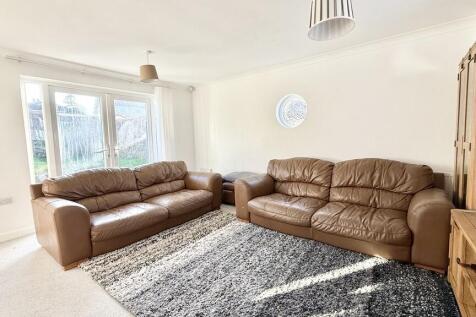 Lounge/dining roo...