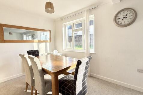 Lounge/dining roo...