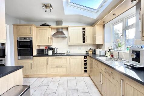 Kitchen/breakfast...