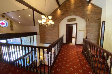 FIRST FLOOR LANDING
