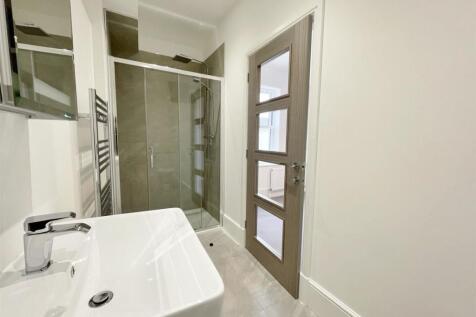 EN SUITE SHOWER ROOM/WC