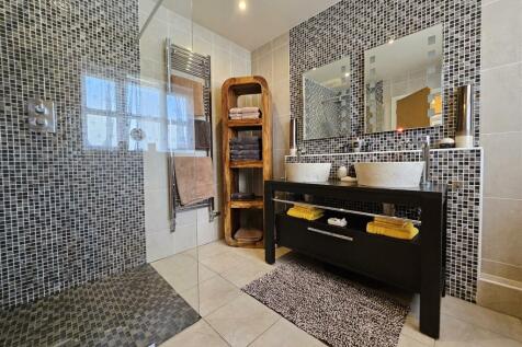 EN SUITE SHOWER ROOM/WC