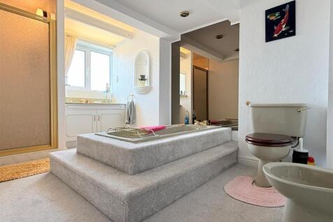 EN SUITE BATHROOM/WC