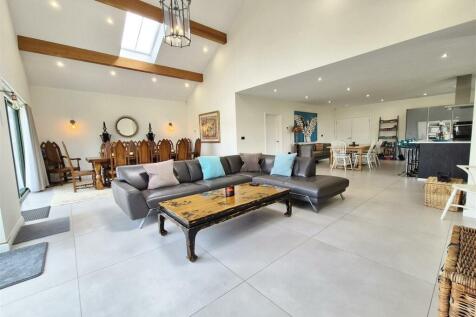 LIVING/DINING AREA