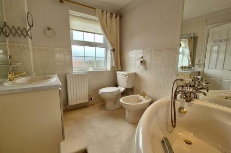 EN SUITE BATHROOM/WC