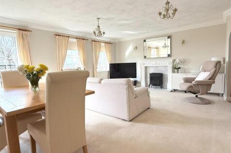 LOUNGE WITH DINING AREA