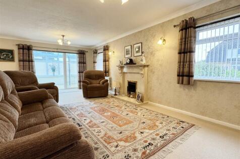 LOUNGE WITH DINING AREA