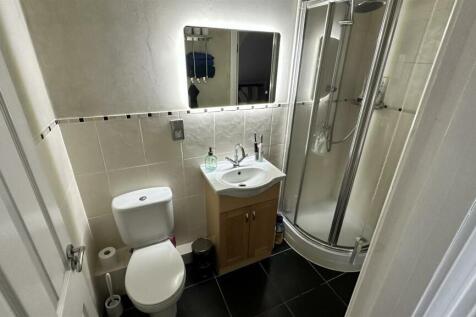 EN SUITE SHOWER ROOM/WC