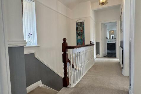 FIRST FLOOR LANDING