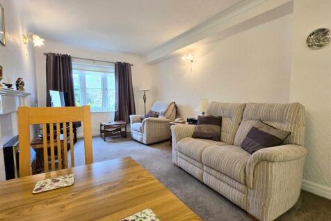 LOUNGE WITH DINING AREA