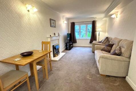 LOUNGE WITH DINING AREA