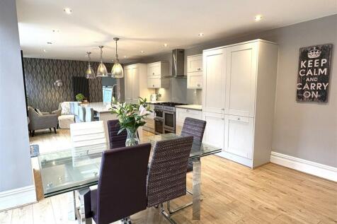 OPEN PLAN LIVING/DINING KITCHEN