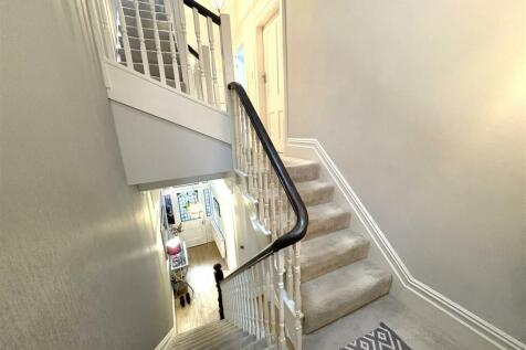 FIRST FLOOR LANDING
