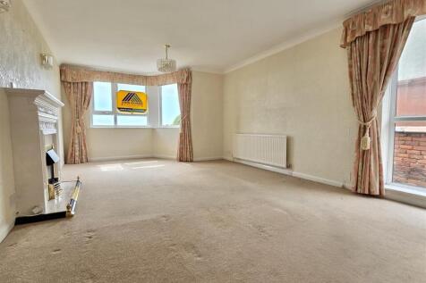 LOUNGE WITH DINING AREA
