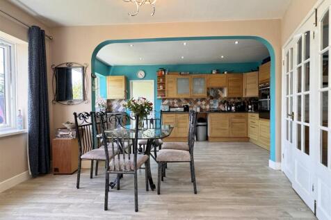 OPEN PLAN LIVING/DINING KITCHEN