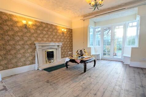 REAR LOUNGE AREA