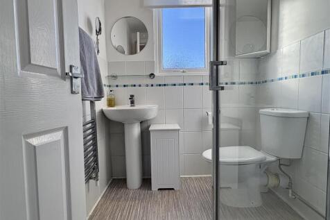 EN SUITE SHOWER ROOM/WC