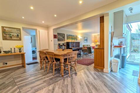 OPEN PLAN LIVING/DINING KITCHEN