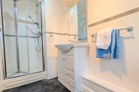 EN SUITE SHOWER ROOM/WC